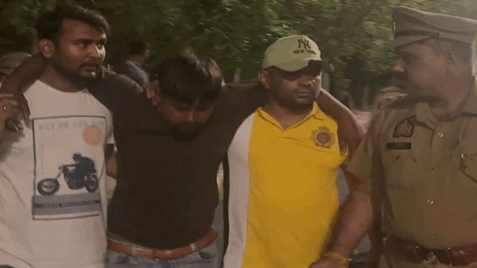 Noida police injured Delhi gangster in an encounter