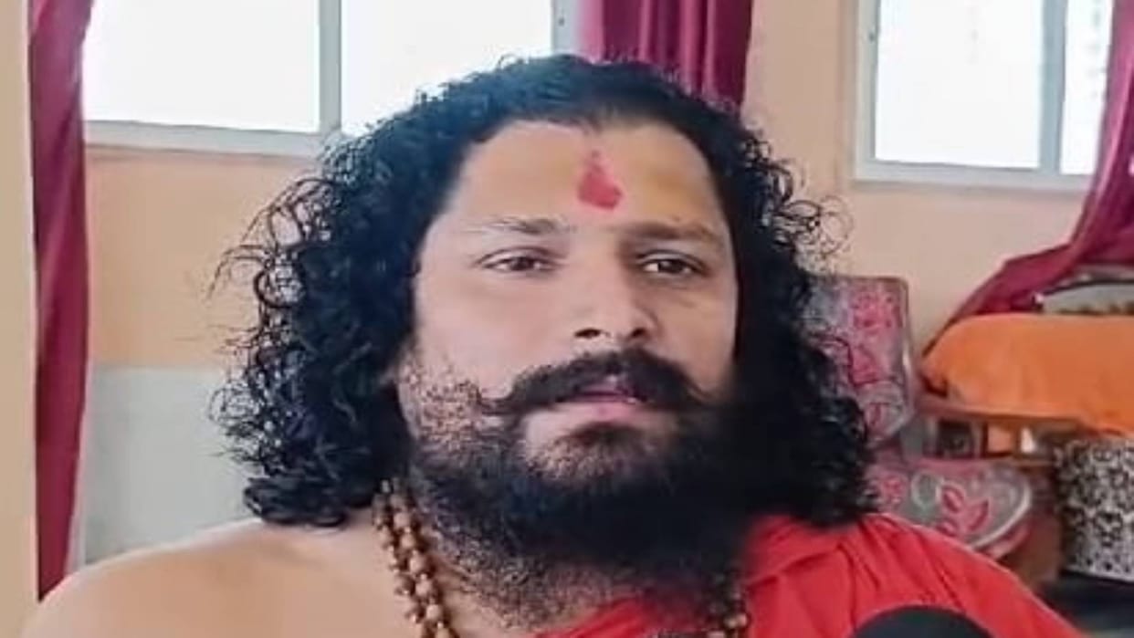 Mahamandaleshwar GyanDas Attempt to attack Mahamandaleshwar in Ujjain Maharaj defended himself picking shovel