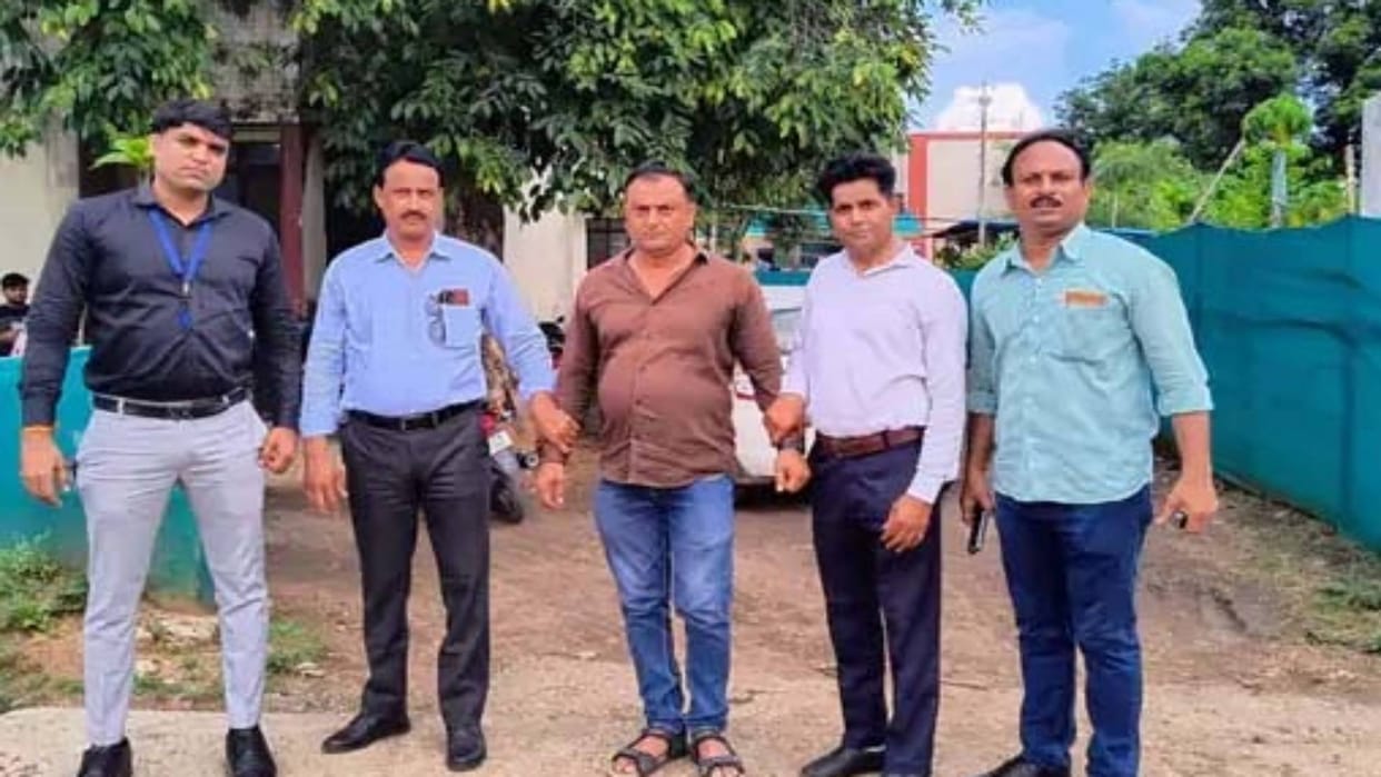 Sehore News Patwari arrested while taking bribe of Rs 15,000 from a farmer