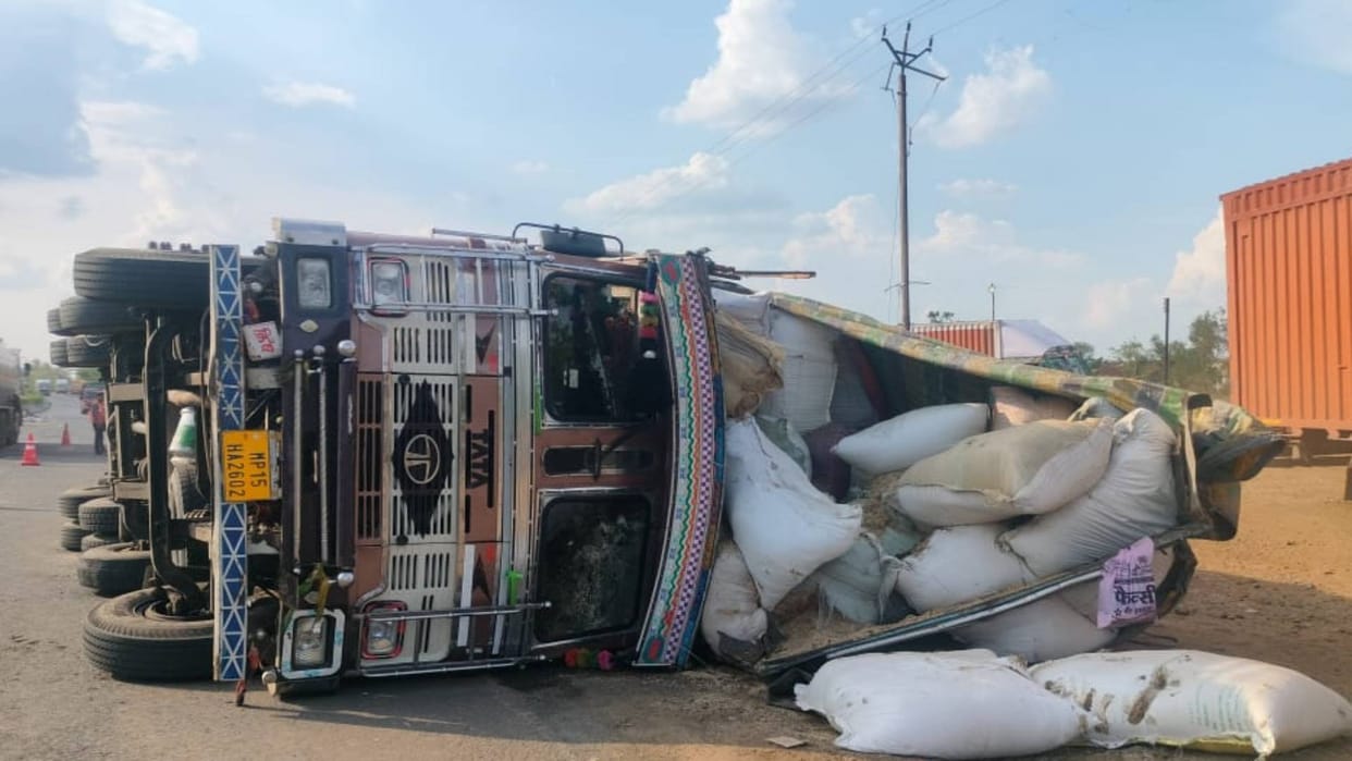 Sagar Road Accident Two people died and 15 were injured in four separate road accidents in Deori tehsil