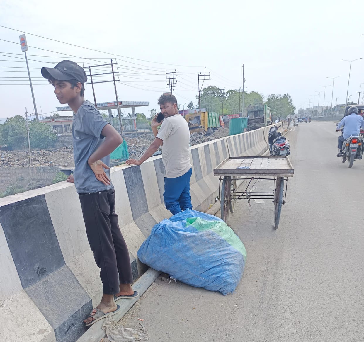 Dehradun News: Bike gang collecting garbage from house to house and throwing it in Bindal river