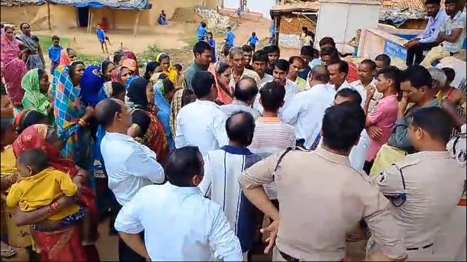 पालकों ने किया प्रदर्शन