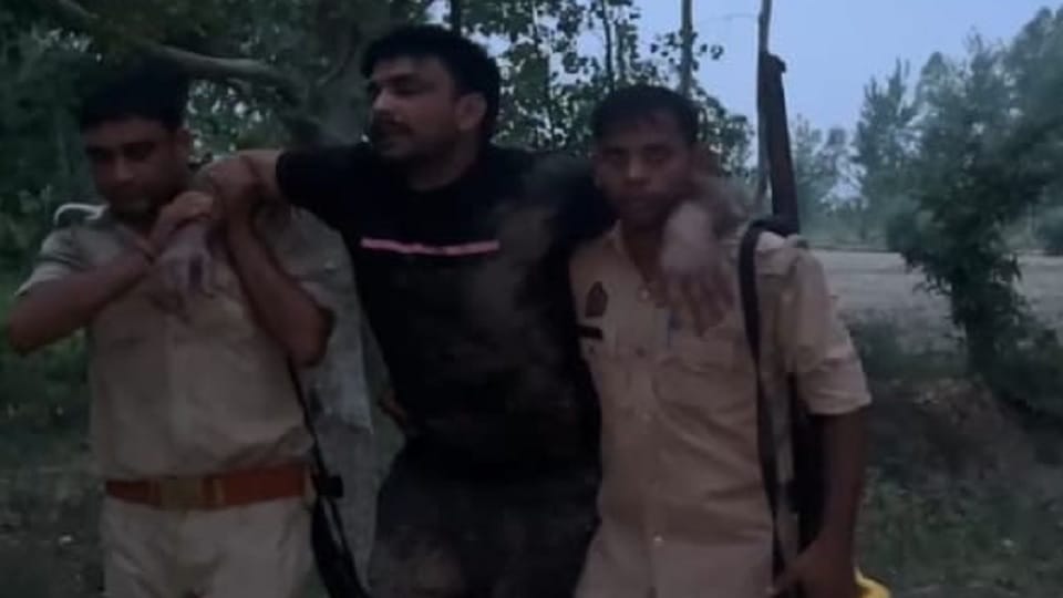 Two cow smugglers shot in legs during encounter