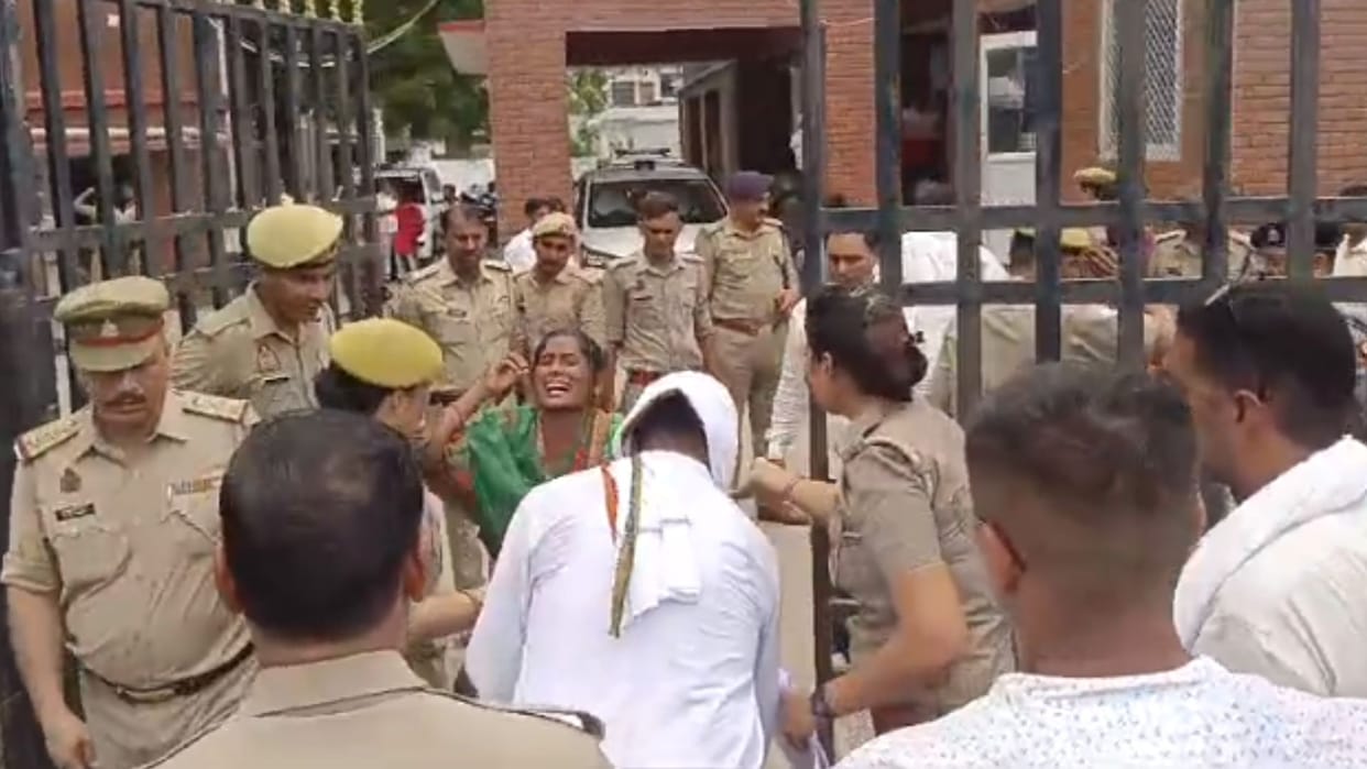 Couple reached SP office commit suicide along with children in ghazipur police snatched their petrol
