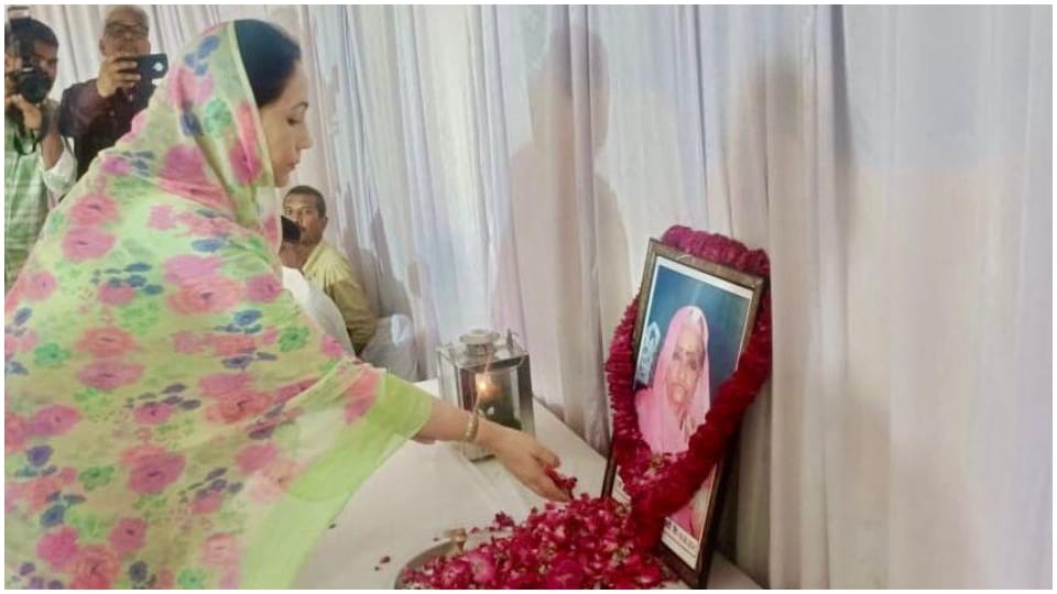 Rajasthan: Deputy CM Diya Kumari paid floral tributes on demise of MLA Rathod's mother