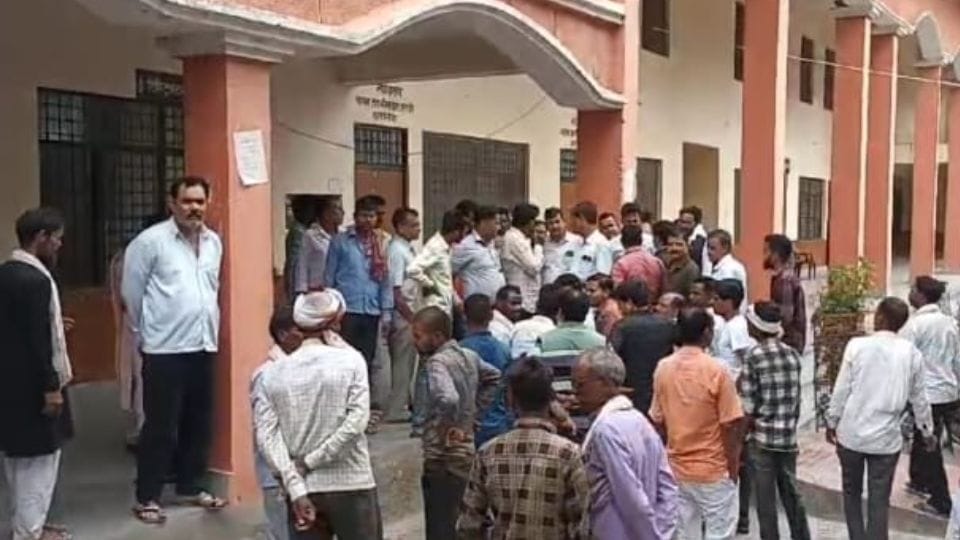 Anti corruption team caught Tehsildar clerk taking bribe
