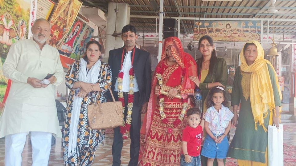 Ran away with cash and jewelery on the fifth day of marriage in Meerut