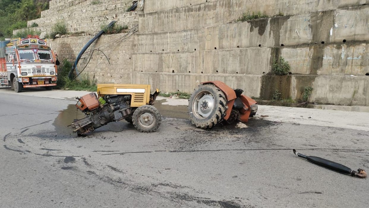 Mandi News Tractor crashed while reversing driver died