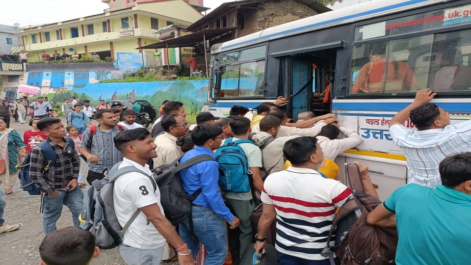 14 buses of Transport Corporation off road in Pithoragarh