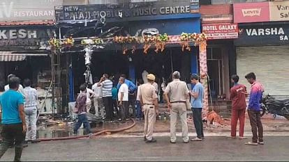 Ajmer News: मोबाइल एसेसरीज की दुकान में शॉर्ट सर्किट से लगी आग, लाखों का सामान जलकर हुआ खाक Ajmer News: Fire broke out in a mobile accessories shop due to short circuit