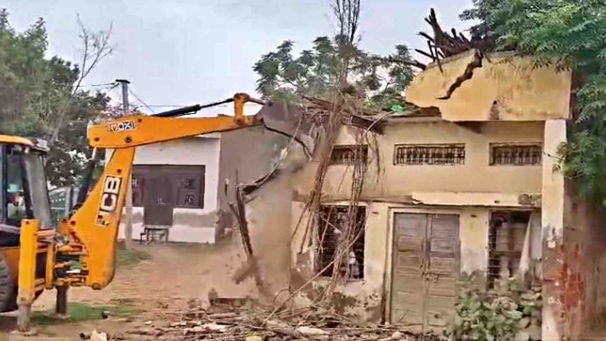 Alwar: Bulldozer runs on the house of history-sheeter Firoz Khan who attacked the police