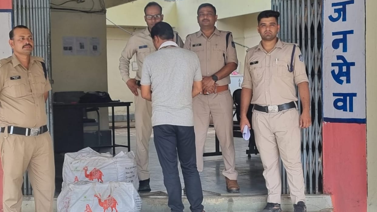 The smuggler carrying liquor on a bike pointed a gun at the police