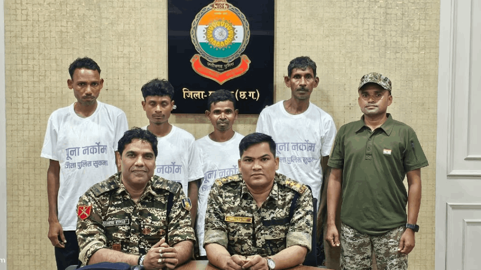 Four people including a hardcore Naxalite surrendered in Sukma