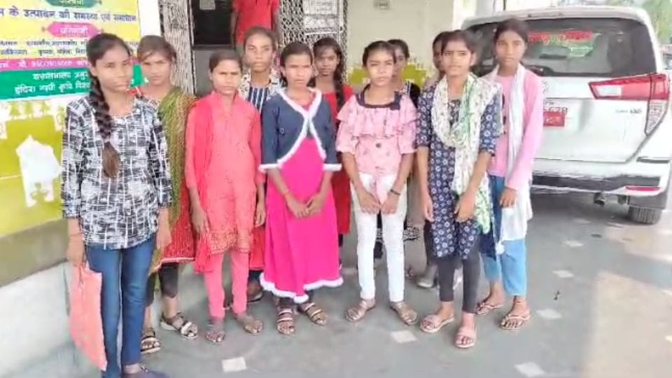 Girls students submitted memorandum to Joint Collector for admission in Janjgir Champa Government Girls High S