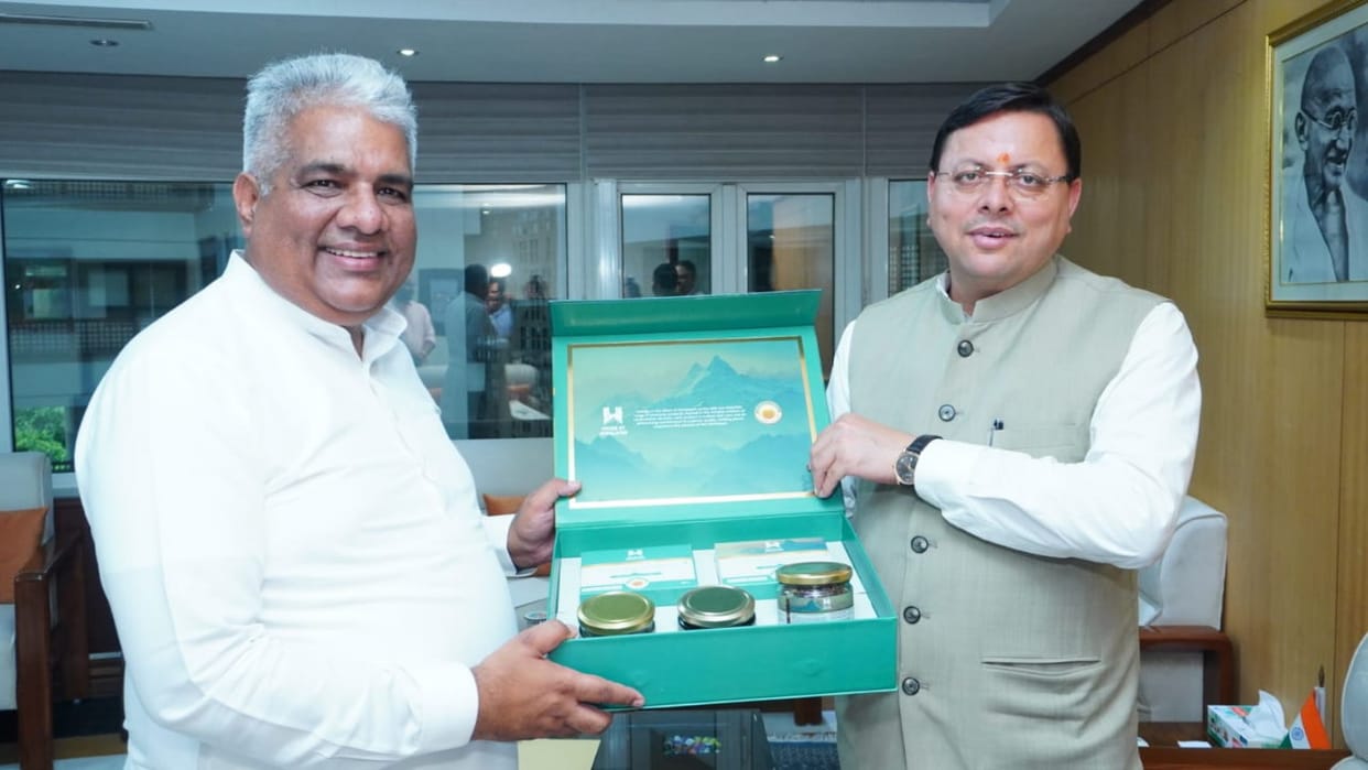 CM Dhami met Minister Bhupendra Yadav Request for transfer of forest land for expansion of Jolly Grant Airport