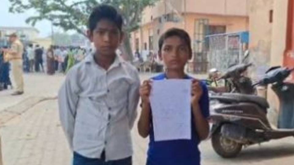 two children reached DM office demanding removal of encroachment and cleaning of village pond In Agra