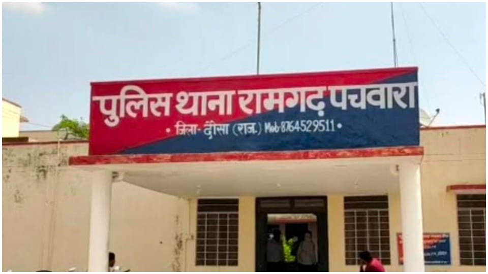 पोस्टमार्टम के बाद पुलिस ने परिजनों को सौंपा शव।