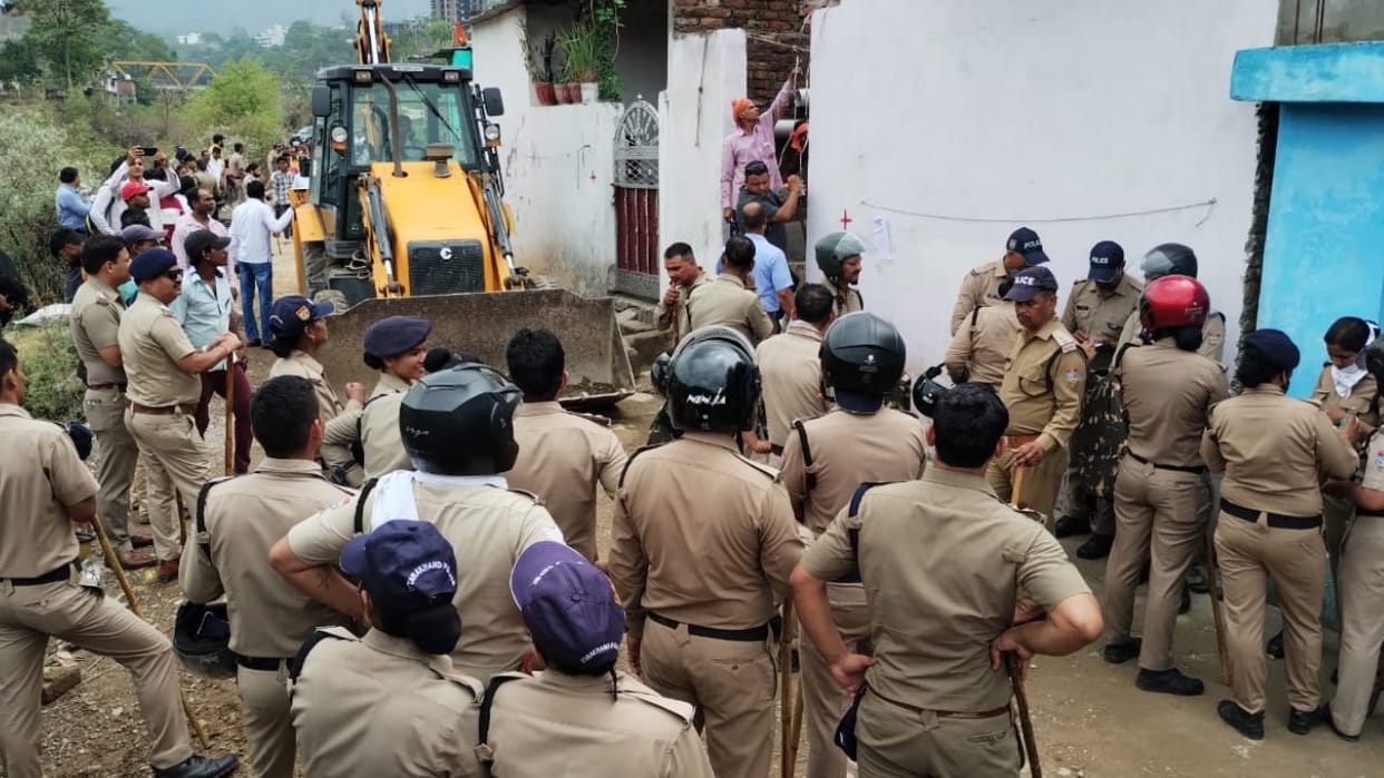 Encroachment in Dehradun Action to remove Kath Bangla Basti Police Force read All Updates in hindi