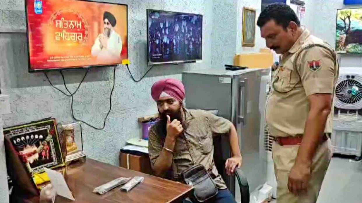Ajmer News: The cunning man and woman escaped after stealing Rs. 3.25 lakh from the shop