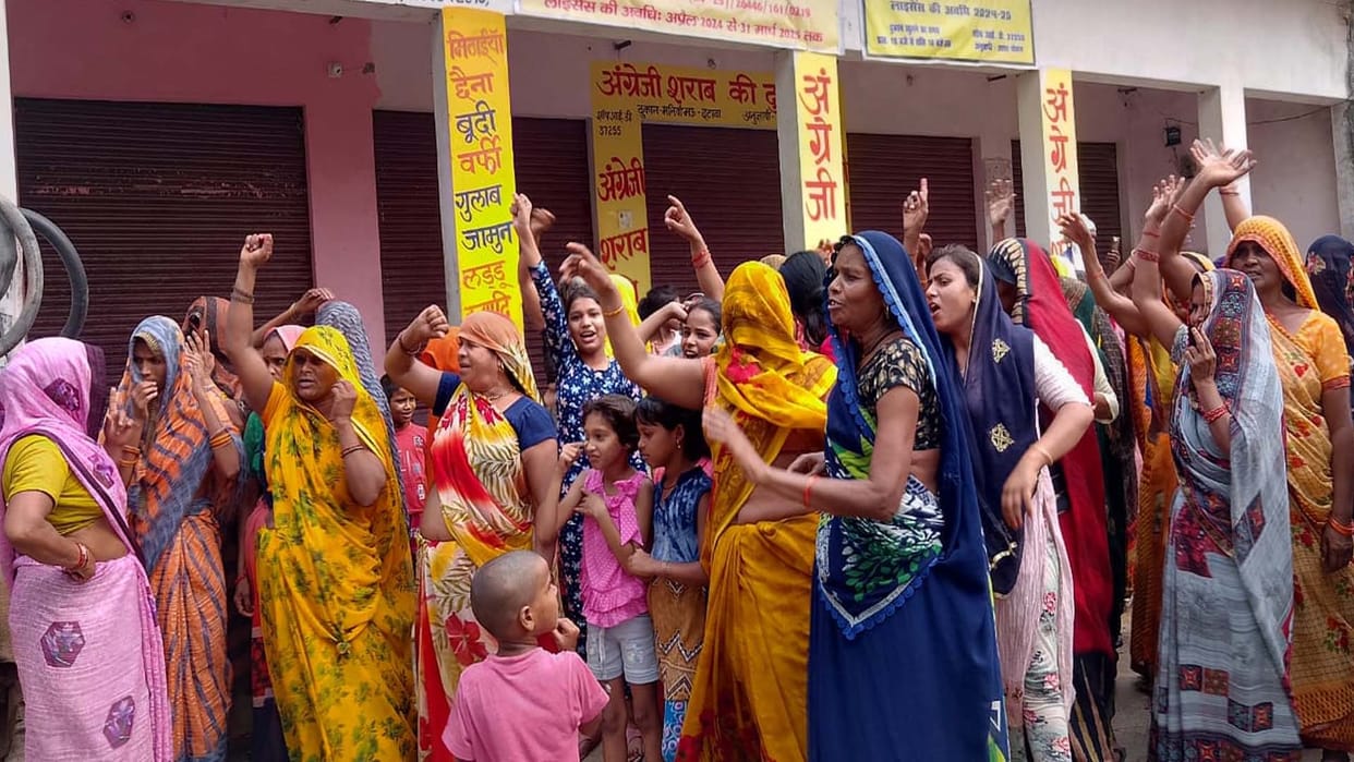 Etawah: Women sit on dharna to get liquor contract removed, uproar