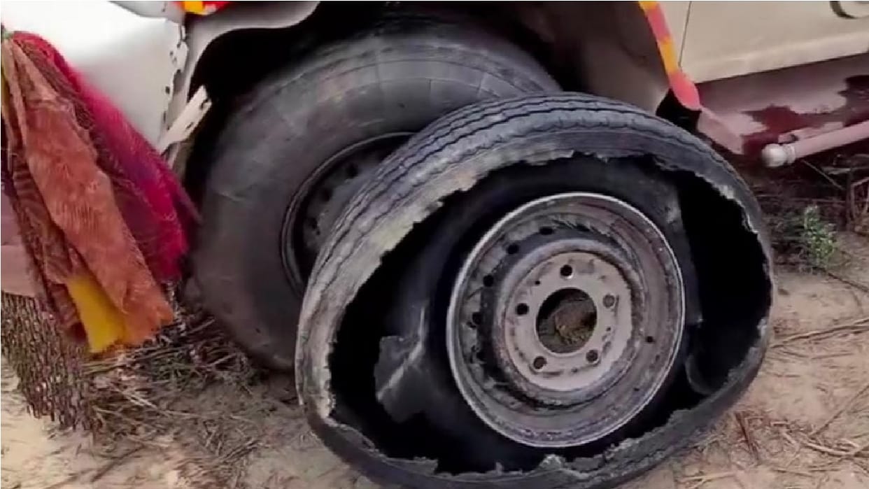 Accident in Karnal, Driver and cleaner changing tyre of pickup were crushed by trolley
