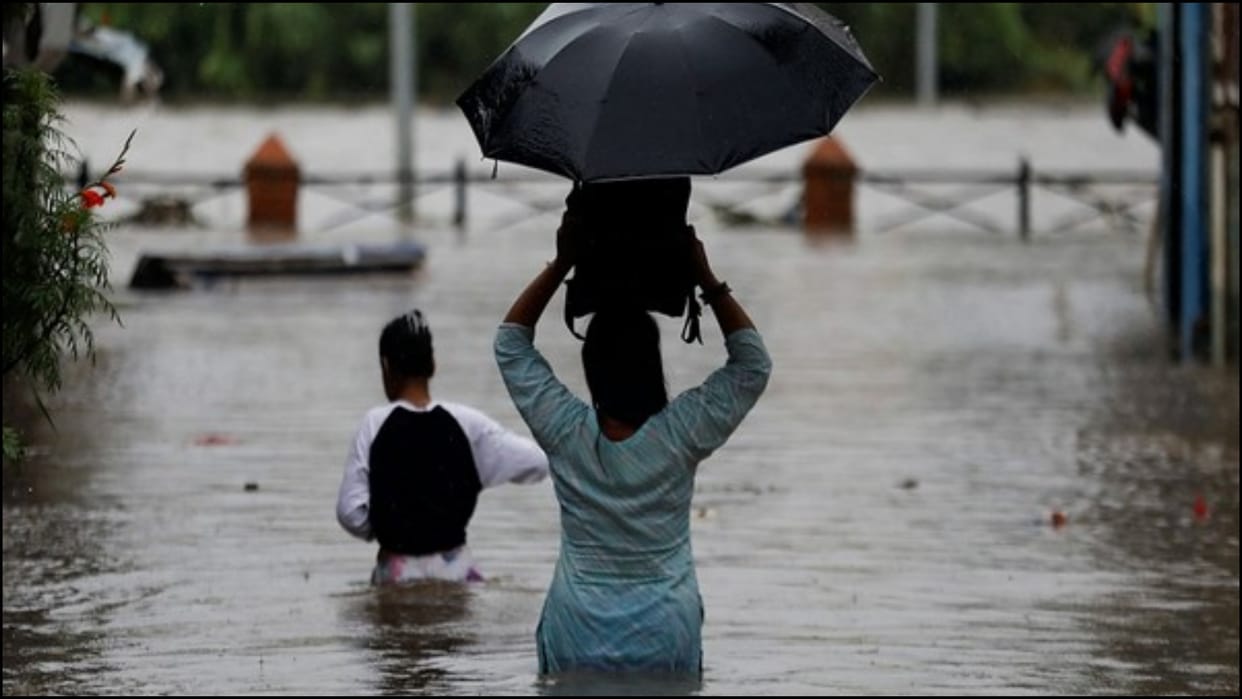 Heavy Rain in Nepal landslide lightening flood monsoon home ministry news in hindi