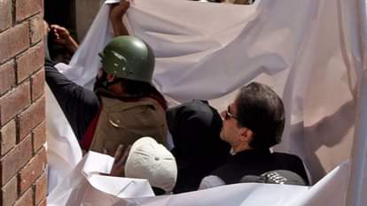 इमरान खान और उनकी पत्नी बुशरा बीबी