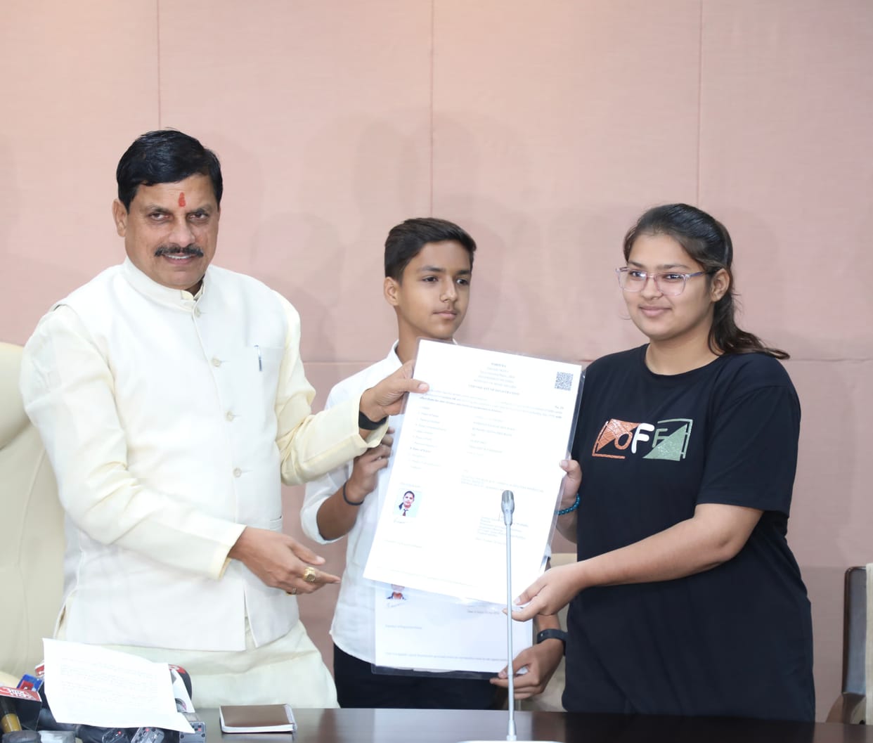 MP News: CM handed over certificates of Indian citizenship to the first three applicants under CAA