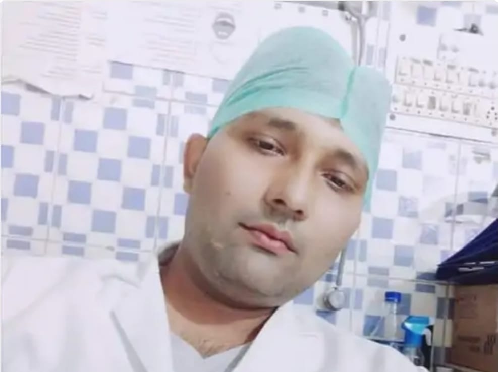 Accident on highway: Compounder riding a bike dies after being hit by a bus, driver absconded
