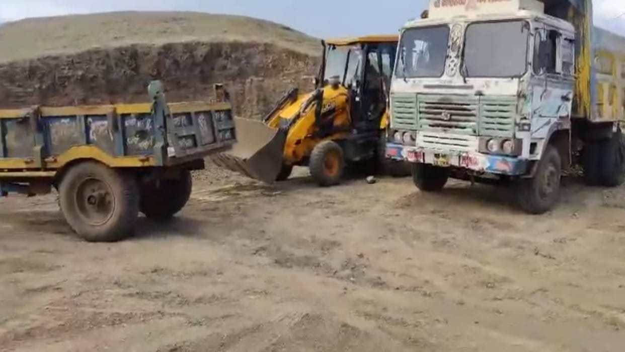 Khargone Mineral department officer admitted illegal excavation was going on tractor JCB and dumper seized
