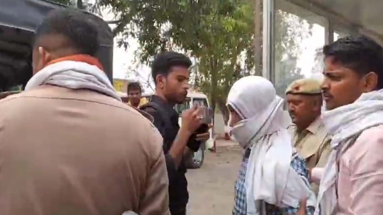 Banda: MDM district coordinator arrested while taking bribe of ten thousand rupees