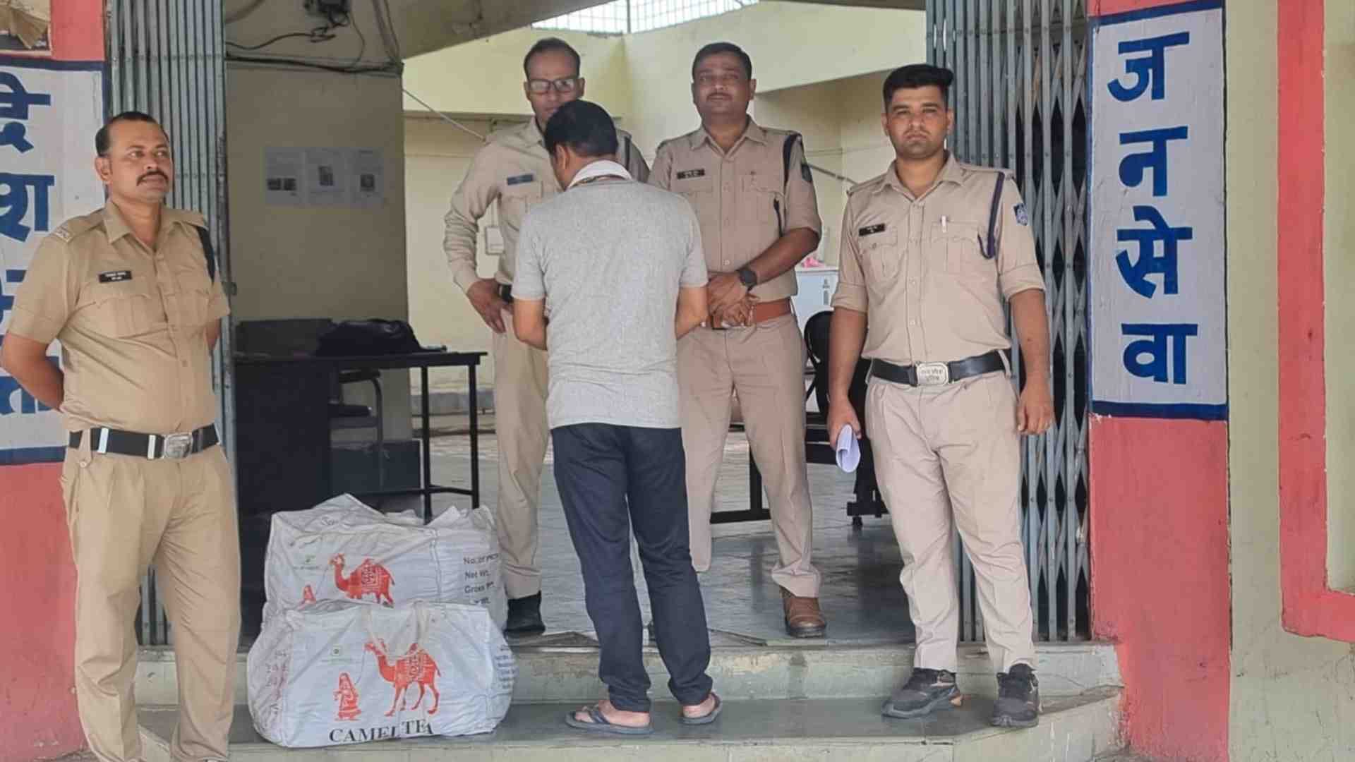 पुलिस के कब्जे में पकड़ी गई अवैध शराब।