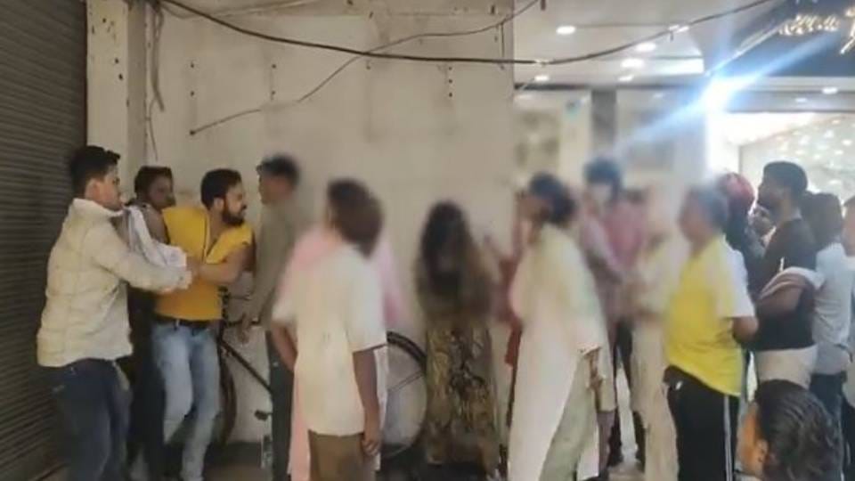 wife and family created ruckus When saw husband with his girlfriend in Agra