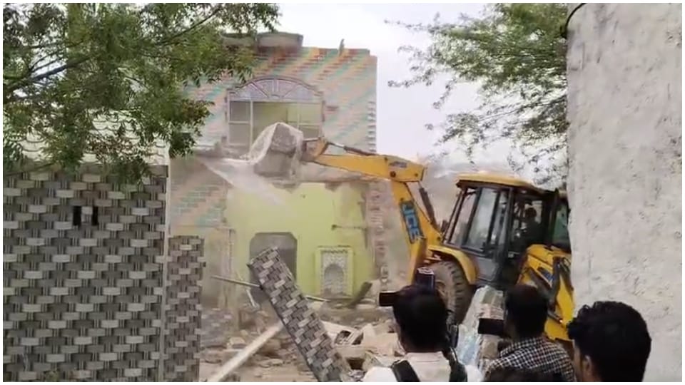 मकानों पर चला बुलडोजर ।
