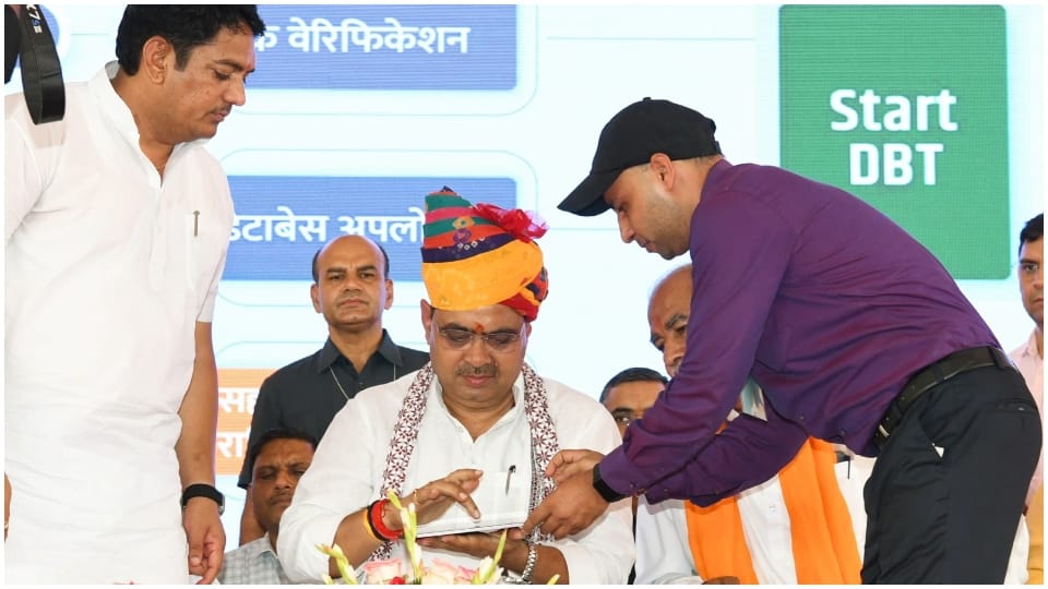 मुख्यमंत्री भजनलाल शर्मा ने पेंशन राशि की ट्रांसफर।