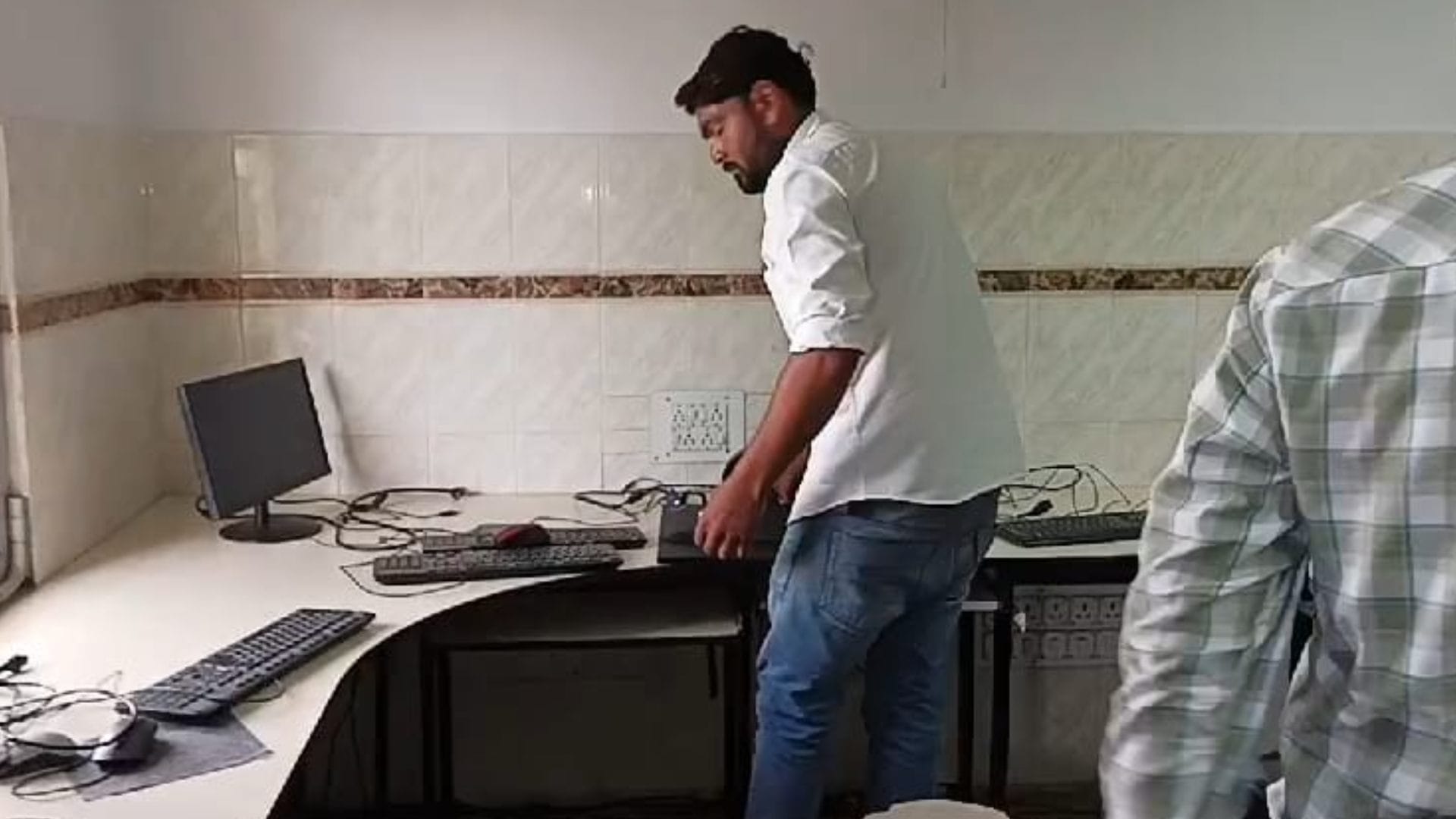 सेंट एन्स सीनियर सेकेंडरी स्कूल के सामान की कुर्की