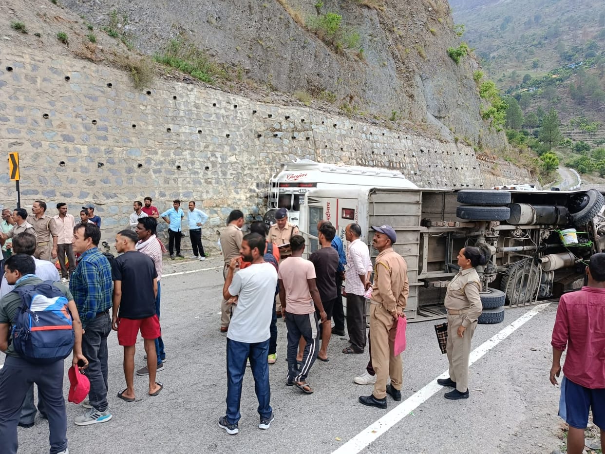 Uttarakhand Accident News Bus overturned on road in Tehri many Passengers Injured