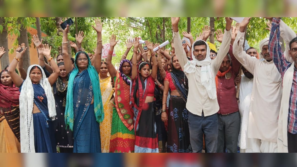 Accused of withdrawing money through Aadhaar women surrounded police station in mau