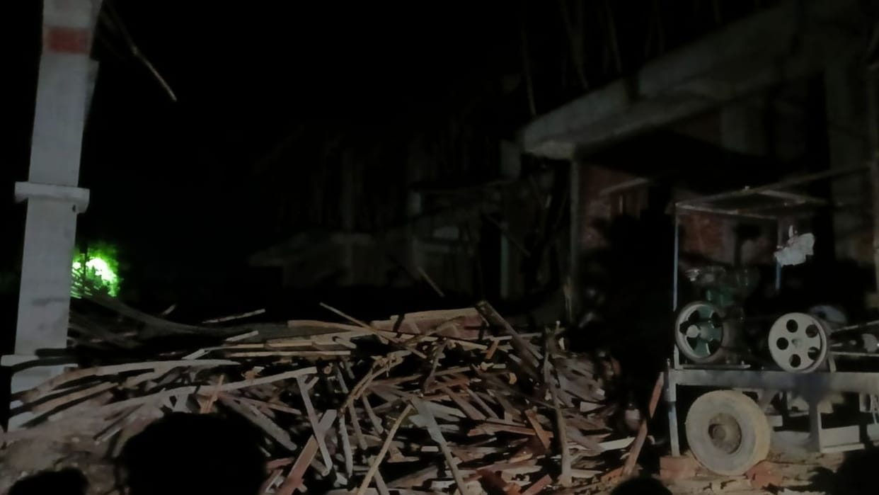 Shuttering the house fell five workers were injured in bhadohi accident during casting of roof