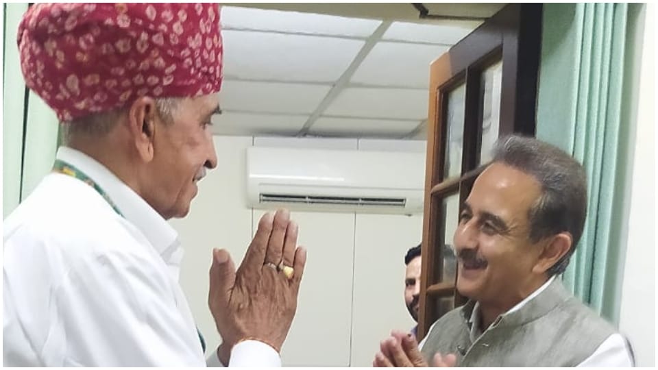सांसद लुंबाराम चौधरी ने विदेश राज्यमंत्री कीर्तिवर्धनसिंह से मुलाकात की।