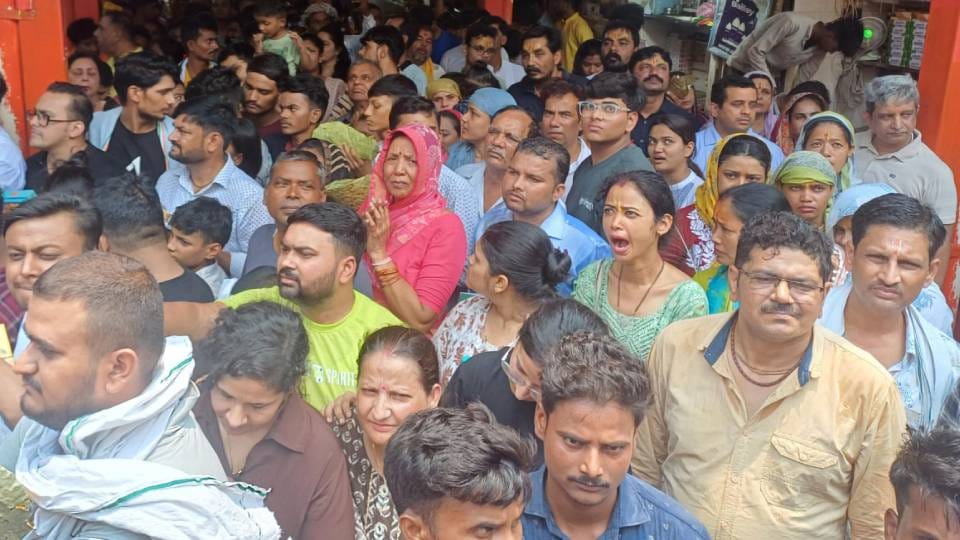 Four devotees fainted including child due to crowd pressure at Banke Bihari temple in Vrindavan