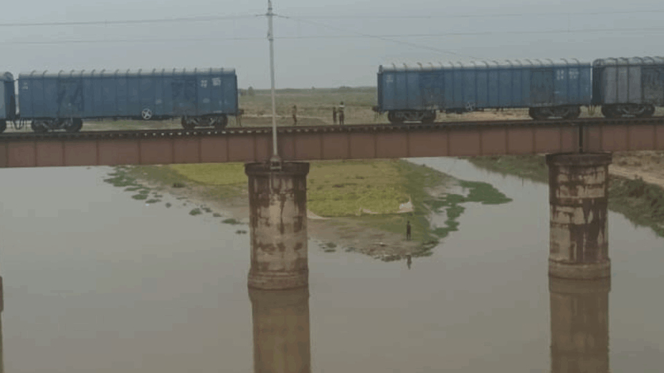 goods train split into two parts on the Ramganga bridge in Bareilly