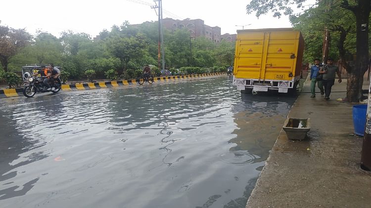 तस्वीरों में दिल्ली-NCR की बारिश: राहत के साथ आफत लाए बदरा, कहीं हुआ जलभराव, तो कहीं रही बत्ती गुल