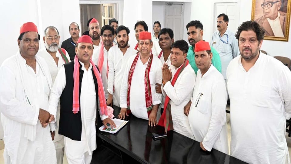 Akhilesh Yadav will meet Aurangzeb family