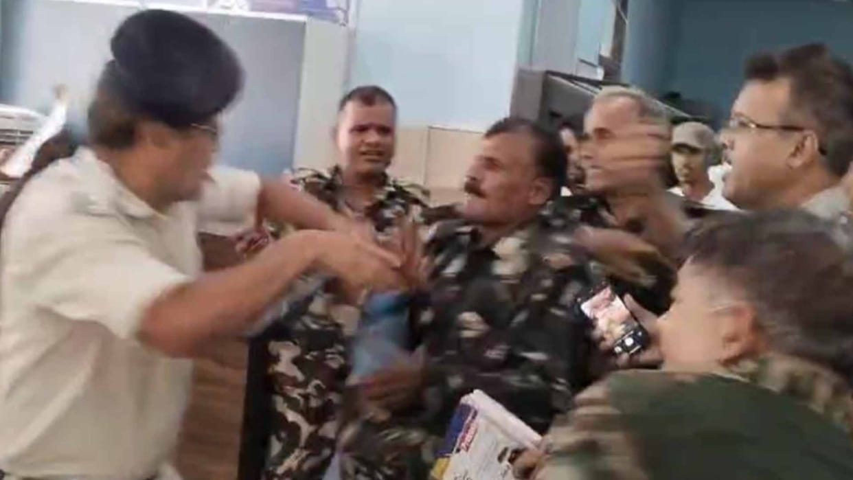 fierce fight broke out between a constable and the guard deployed for the security of Sadar Hospital In Arrah