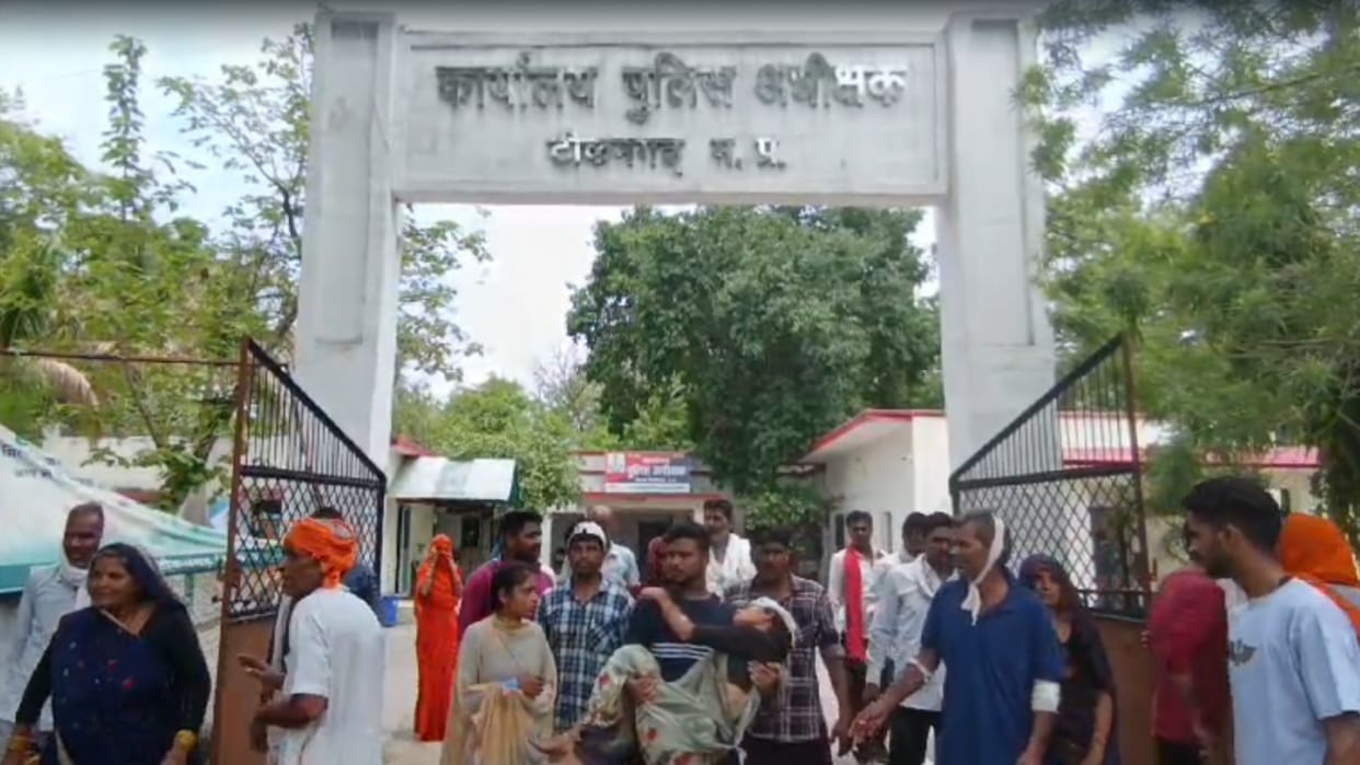 Tikamgarh News: Six people including a minor were beaten up, police remained a mute spectator