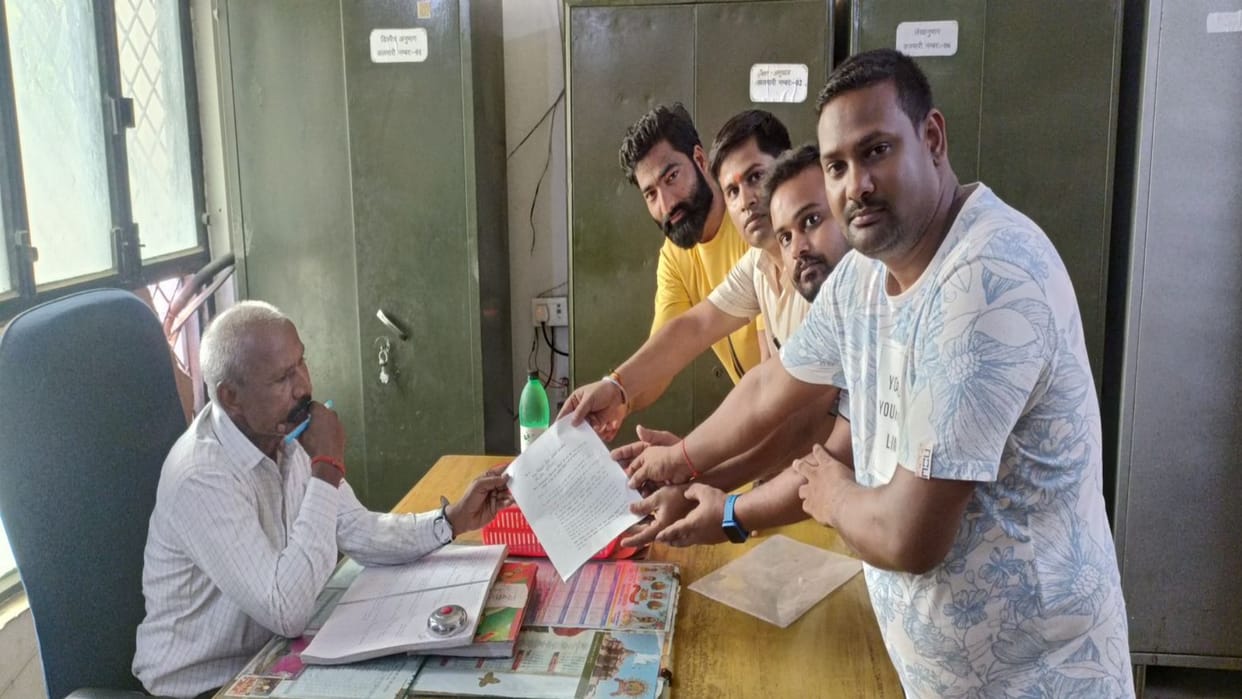 Prayagraj: D.El.Ed trainees surrounded the Education Service Selection Commission, submitted memorandum