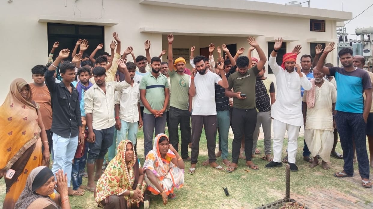 Family members protested by placing body of a contract worker on Kasili Power feeder in Deoria