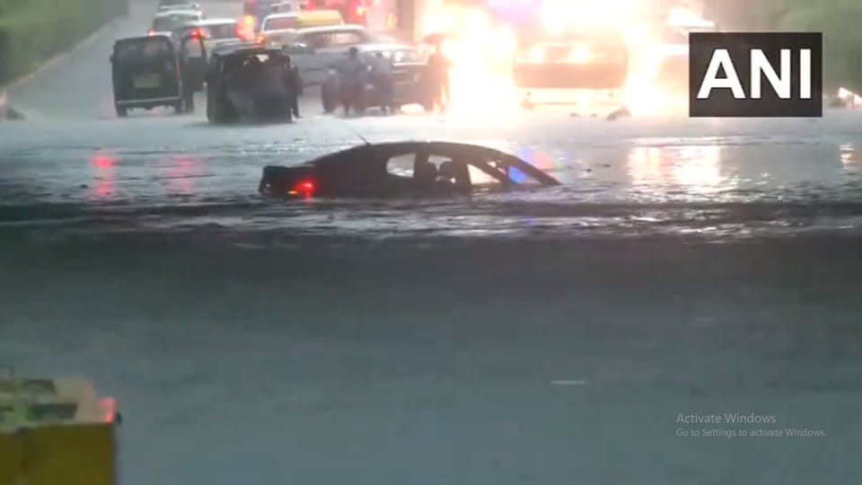 Delhi: Rain caused havoc in Delhi, roads turned into ponds;  Roof collapsed on Terminal 1 of Delhi Airport