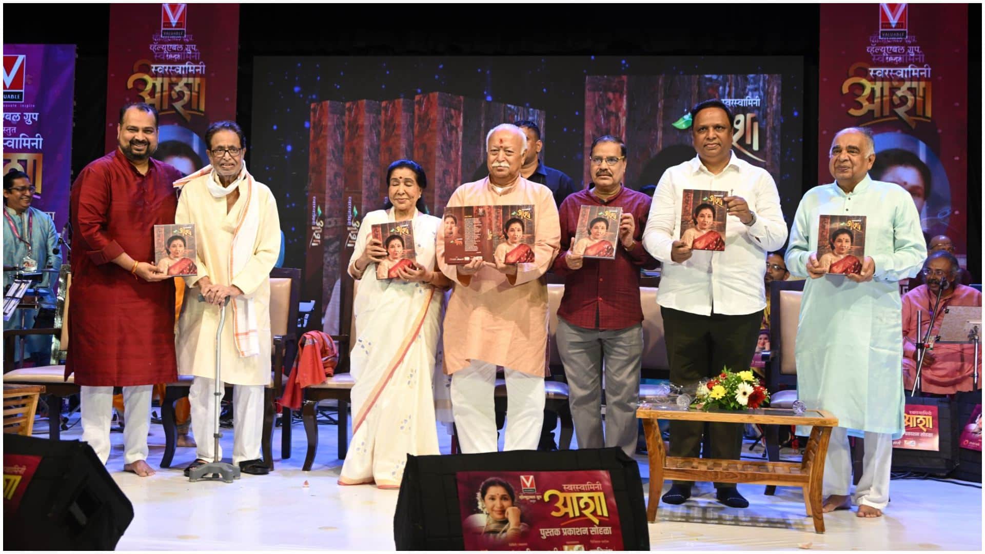 mohan bhagwat zanai bhosle sonu nigam and others at the book launch on asha bhosle svarsvamini asha